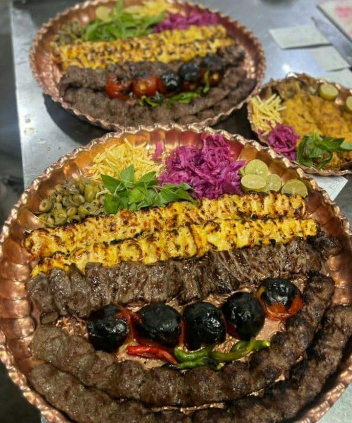 سفره خانه سنتی عطر سیب در همدان