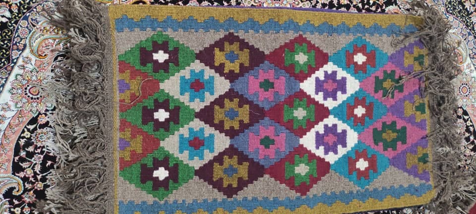 کارگاه تولید صنایع دستی و گلیم نگاره در شهرستان صحنه