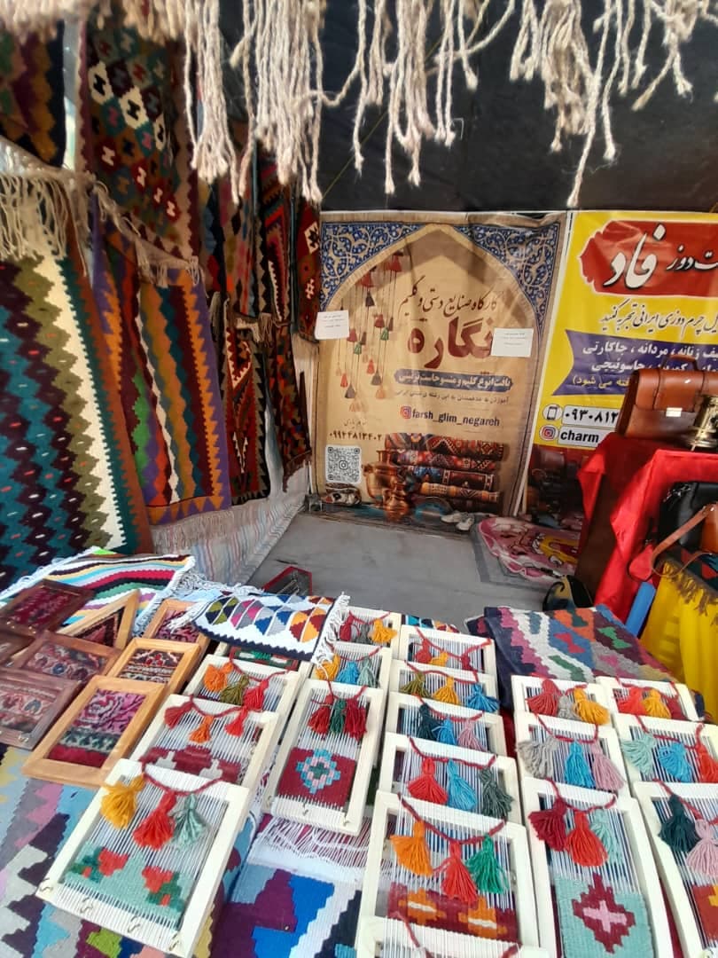کارگاه تولید صنایع دستی و گلیم نگاره در شهرستان صحنه