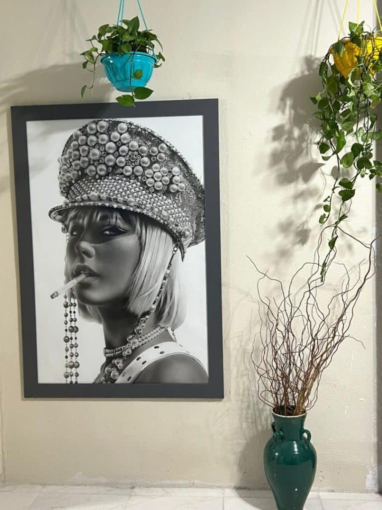 گالری نقاشی مداد رنگی در خیابان انقلاب تهران