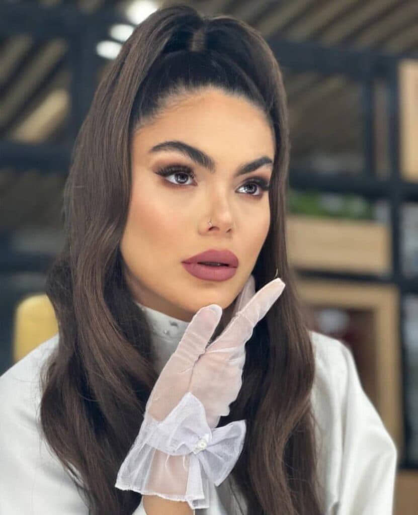 آموزش و خدمات تخصصی میکاپ عروس vip هدیه بهاری در اصفهان