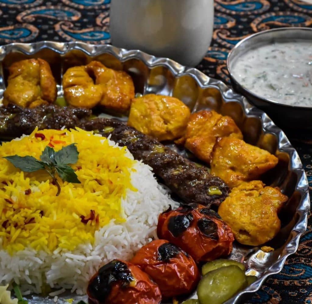 کافه رستوران آرش در دشت ارژن شیراز