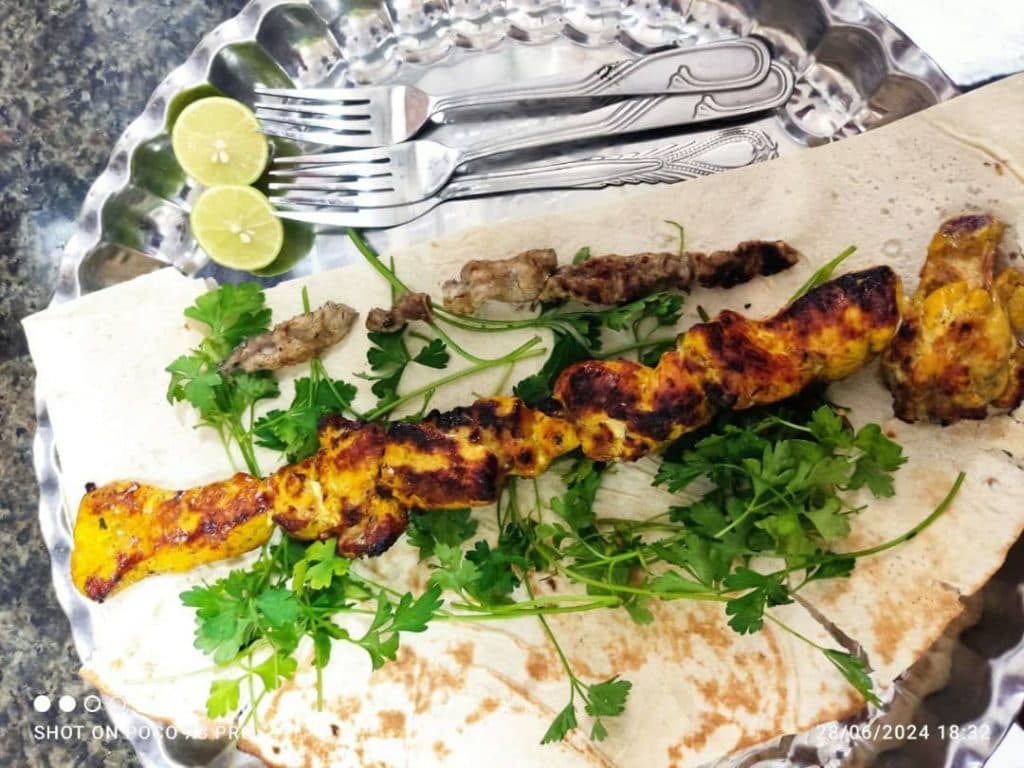 سفره خانه سنتی آتیش در همدان