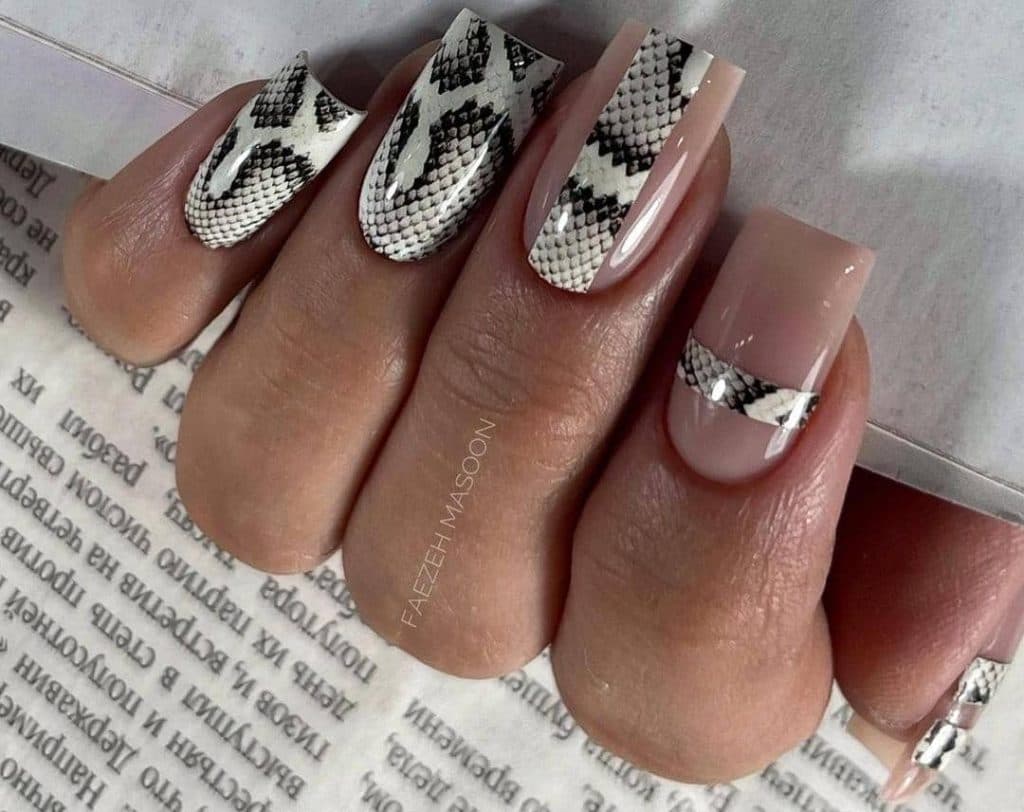 آکادمی تخصصی ناخن فائزه مصون در میدان دانش آموز یزد