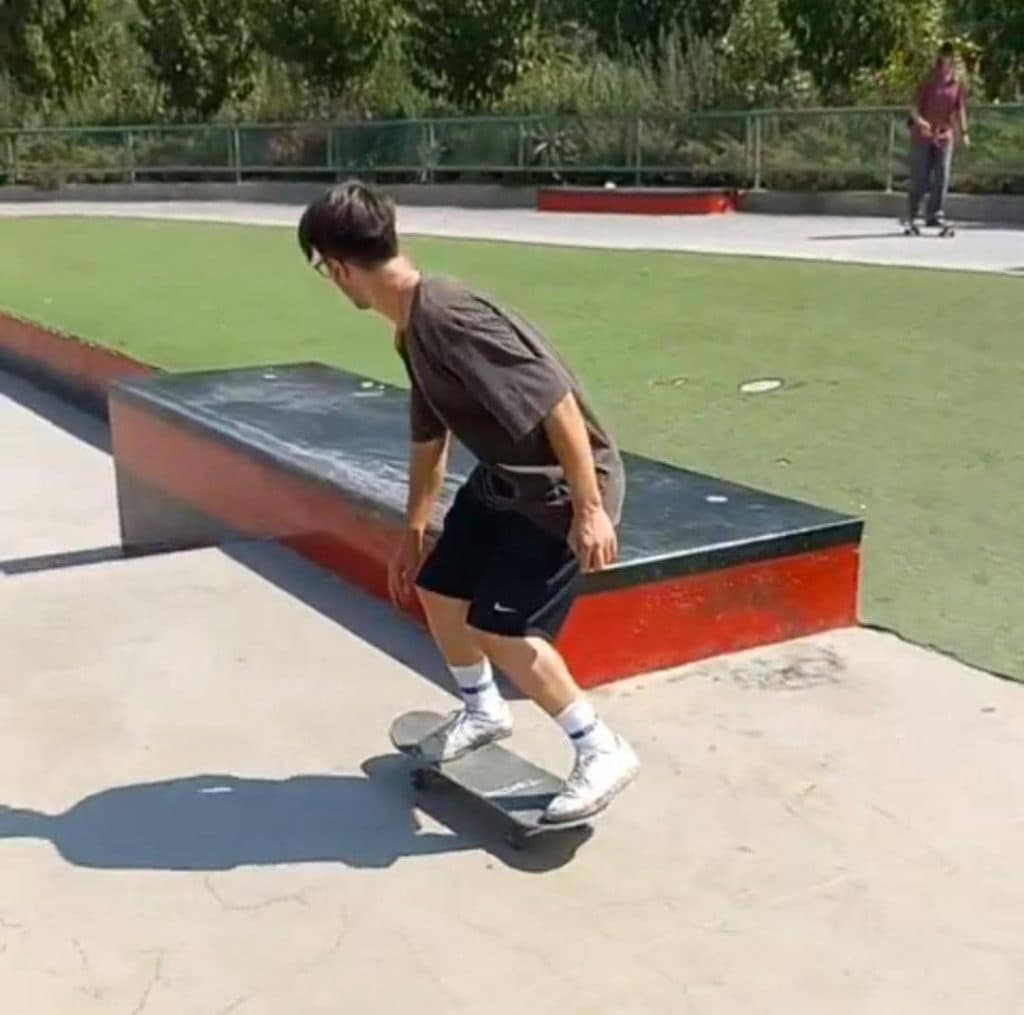 آموزش اسکیت برد نوید یعقوبی در جهانشهر کرج