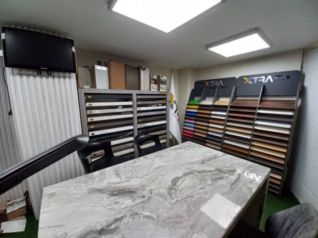 فروش و نصب کاغذ دیواری دکودیزاین در وحید اصفهان