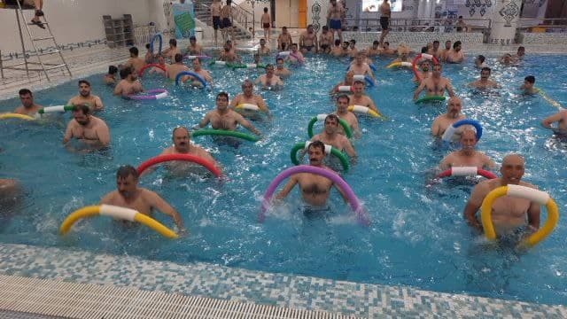 آکادمی تمرین در آب و اصلاح حرکت دکتر حسین امیری در کرمانشاه