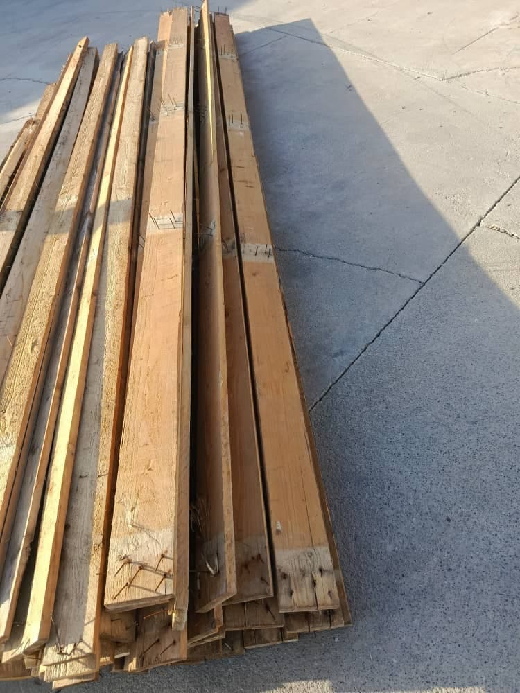 چوب فروشی علی بیابانی در جاده شهریار