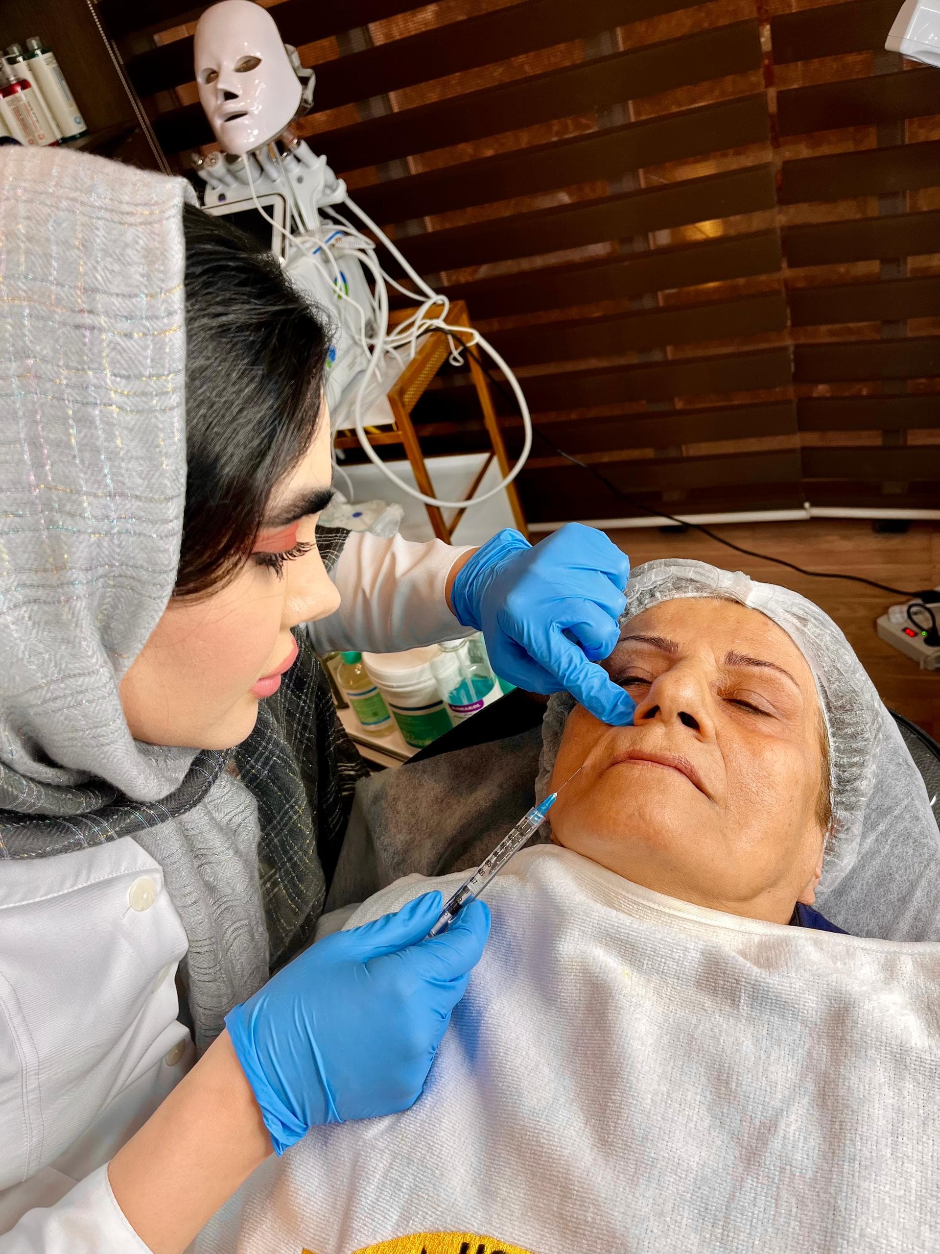 کلینیک زیبایی پوست و مو نچرال بیوتی دکتر رضاخانی در حکیم نظامی اصفهان