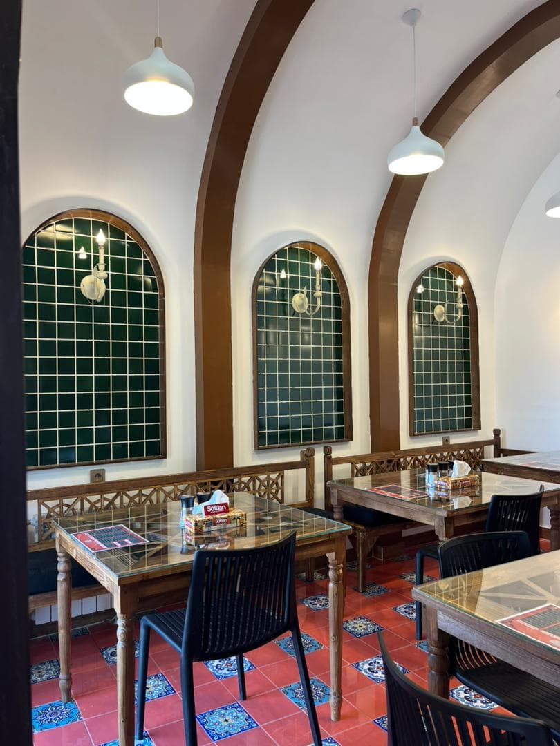 رستوران سنتی و محلی عنبری در آبکنار بندر انزلی